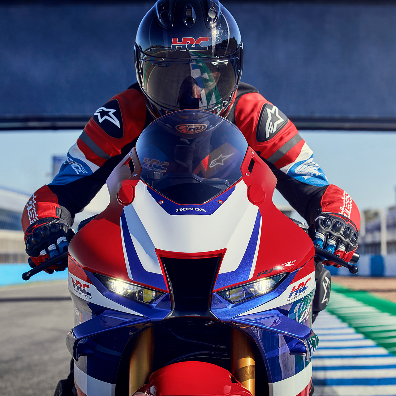 Gros plan sur un pilote de face sur une Honda CBR1000RR-R Fireblade sur piste. 
