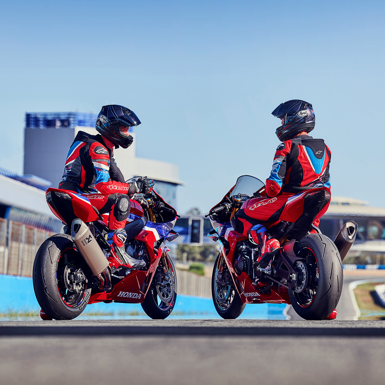 Deux pilotes vus de l'arrière sur une Honda CBR1000RR-R Fireblade sur piste. 