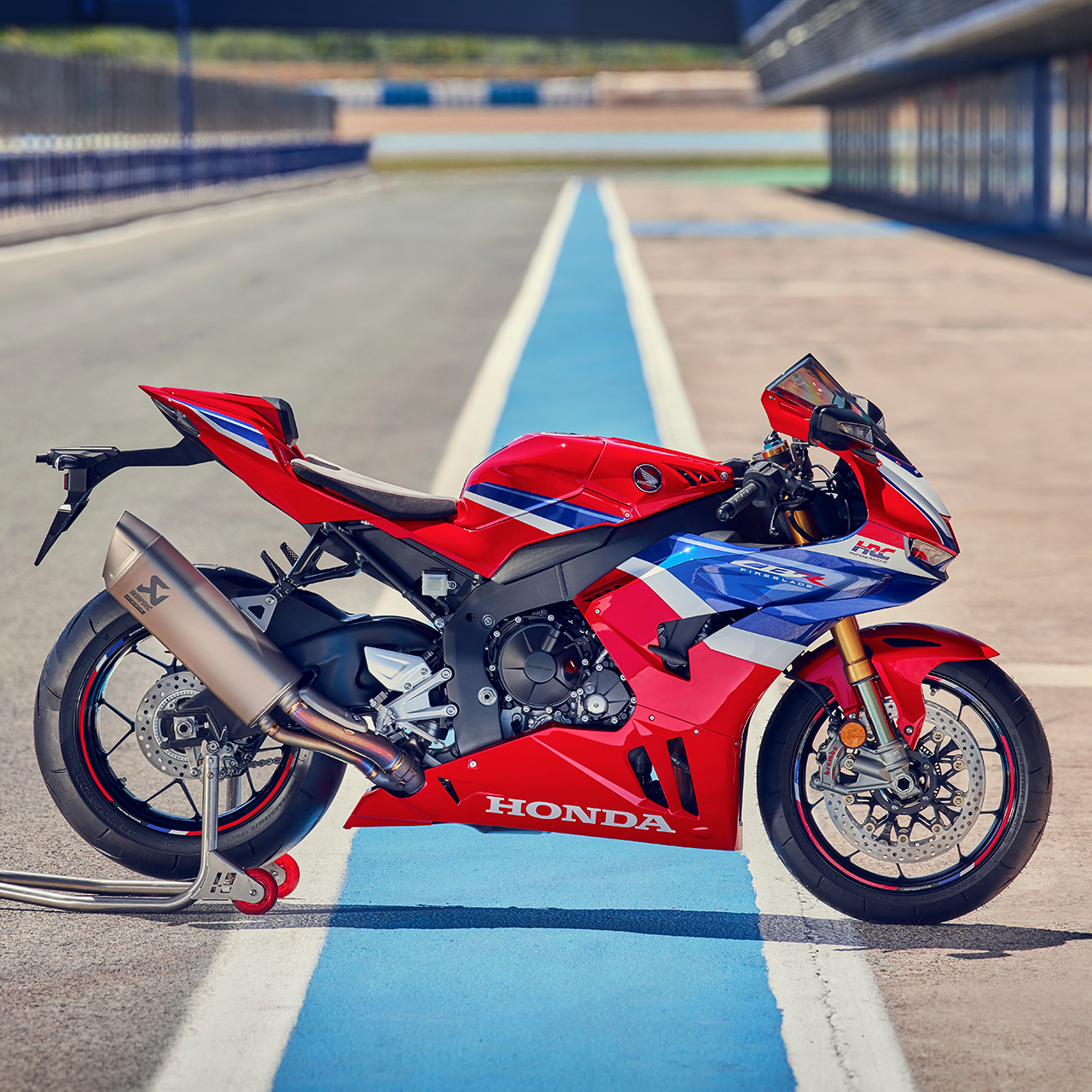 Honda CBR1000RR-R Fireblade vue de côté sur circuit, face à une CBR600RR. 