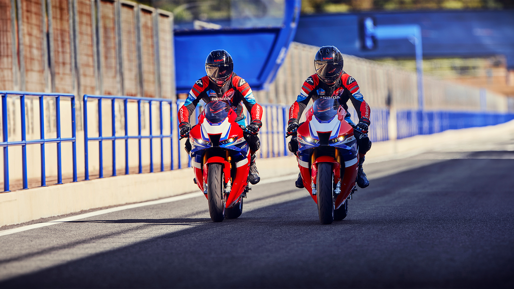 Deux pilotes côte à côte sur une Honda CBR1000RR-R Fireblade sur la piste. 