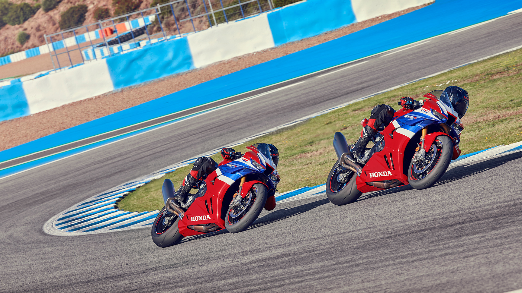 Deux motards sur une Honda CBR1000RR-R Fireblade sur piste, en plein virage