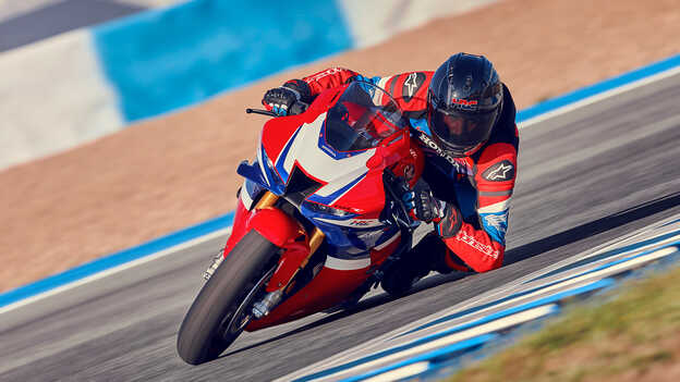 Motard sur une Honda CBR1000RR-R Fireblade sur piste dans un virage.