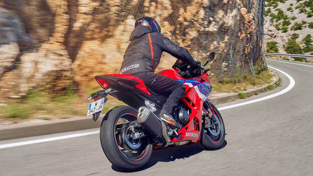 Vue de trois quarts arrière de la CBR500R en mouvement dans un virage