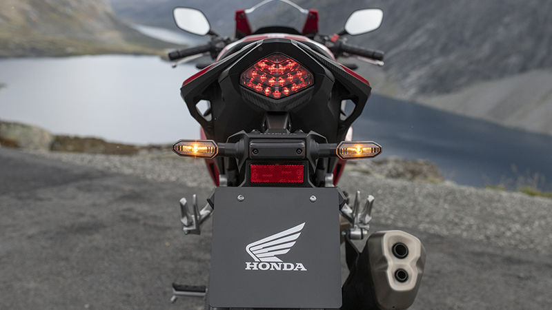 CBR500R, gros plan sur l'éclairage à LED