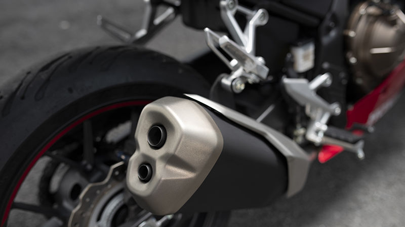 CBR500R, gros plan sur le tuyau d’échappement 