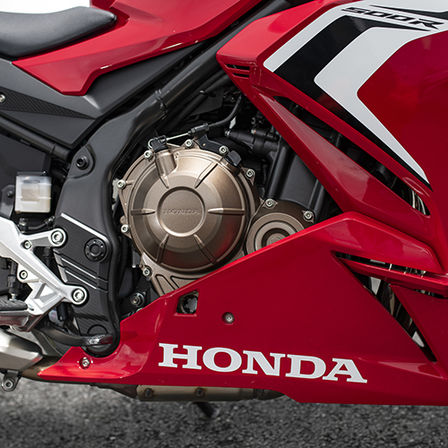 C&ocirc;t&eacute; droit de la CBR500R, gros plan sur le moteur