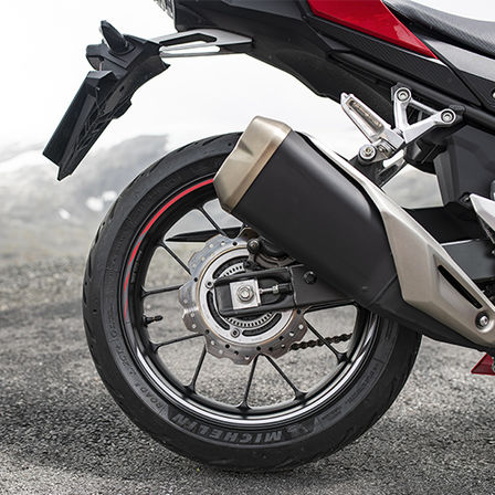 CBR500R, gros plan sur le tuyau d&rsquo;&eacute;chappement et la roue arri&egrave;re 