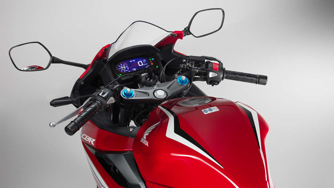 CBR500R, gros plan sur le tableau de bord