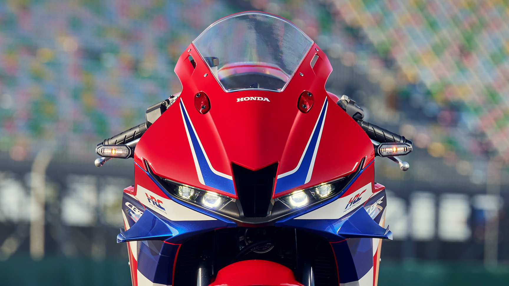 Gros plan sur le logo HRC de la CBR600RR.