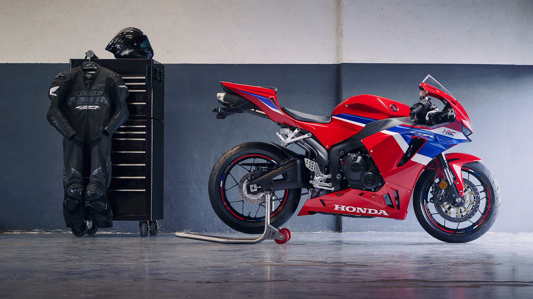 Cliché de la CBR600RR sur une piste de garage à l’arrêt.