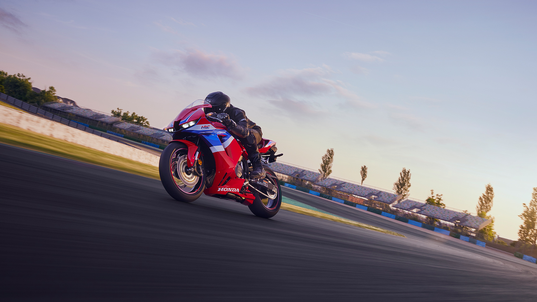 Vue de trois quarts avant dynamique de la CBR600RR sur circuit.