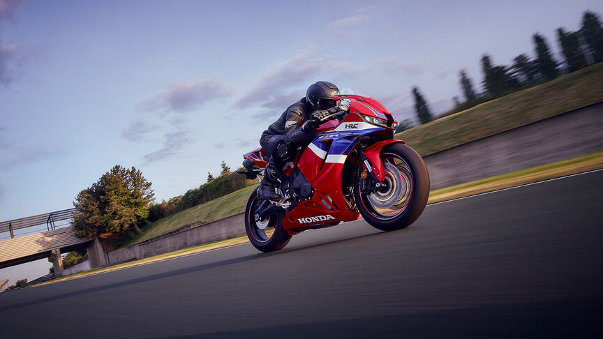 Cliché de la CBR600RR sur une piste de garage à l’arrêt.