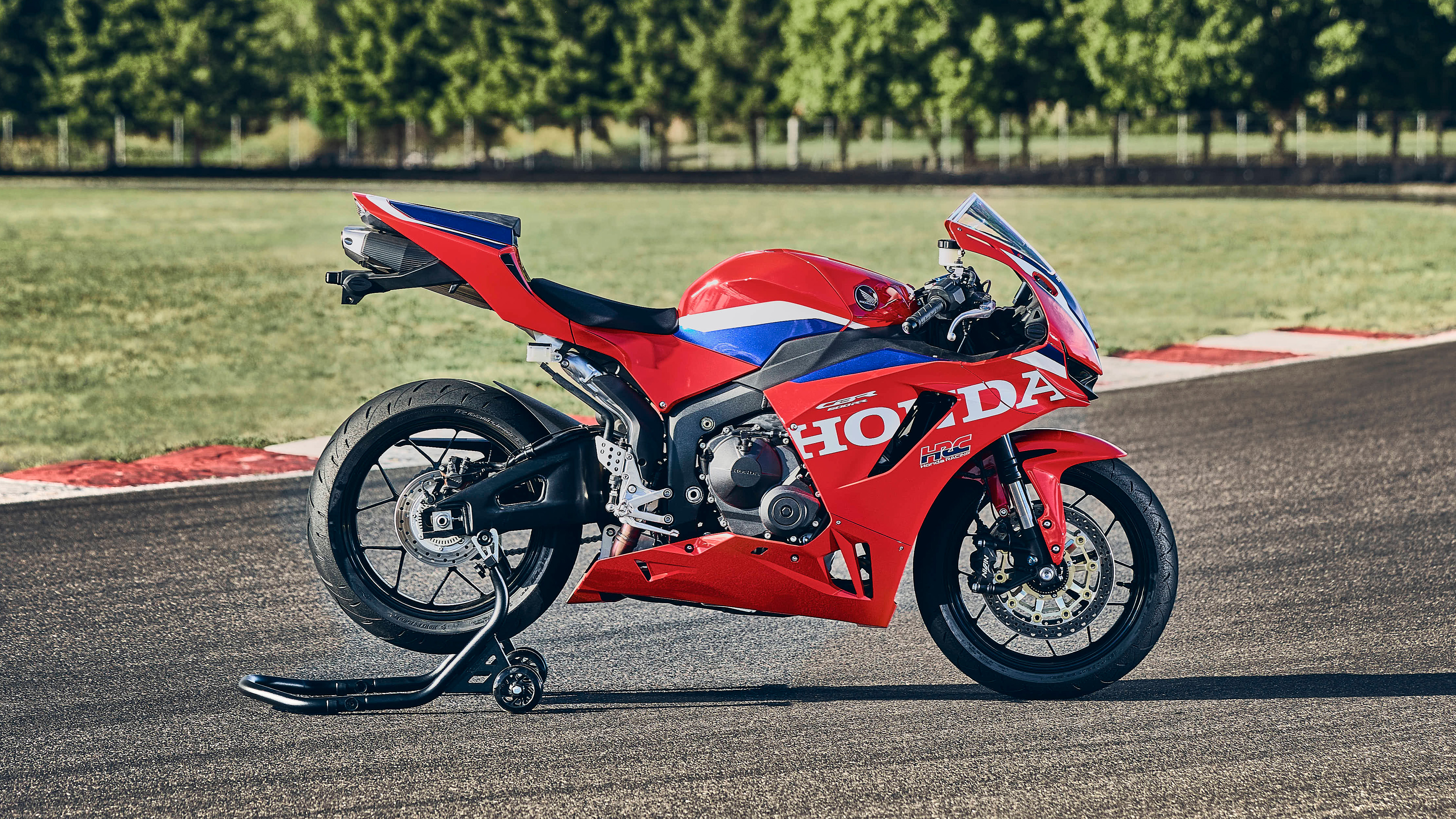 Vue de trois quarts avant de la CBR600RR à l’arrêt dans un garage.