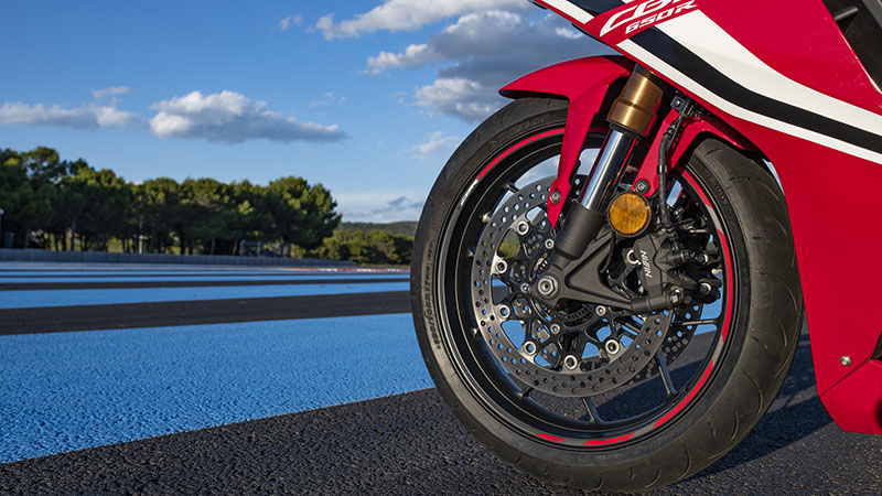 Gros plan sur la roue avant de la sportive CBR650R