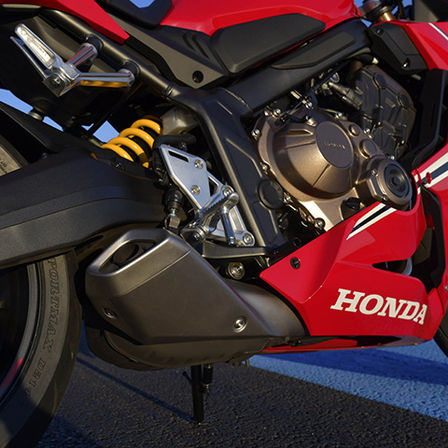 Sportive CBR650R, gros plan sur le tuyau d&rsquo;&eacute;chappement