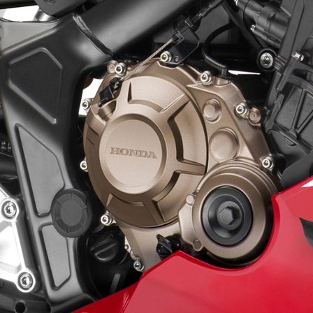roaster Honda Permis A2 CBR650R prise en studio, moteur en gros plan