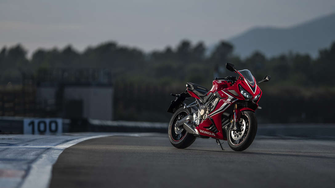 Vue de trois quarts avant droit de la sportive Honda permis A2 CBR650R, prise sur un circuit