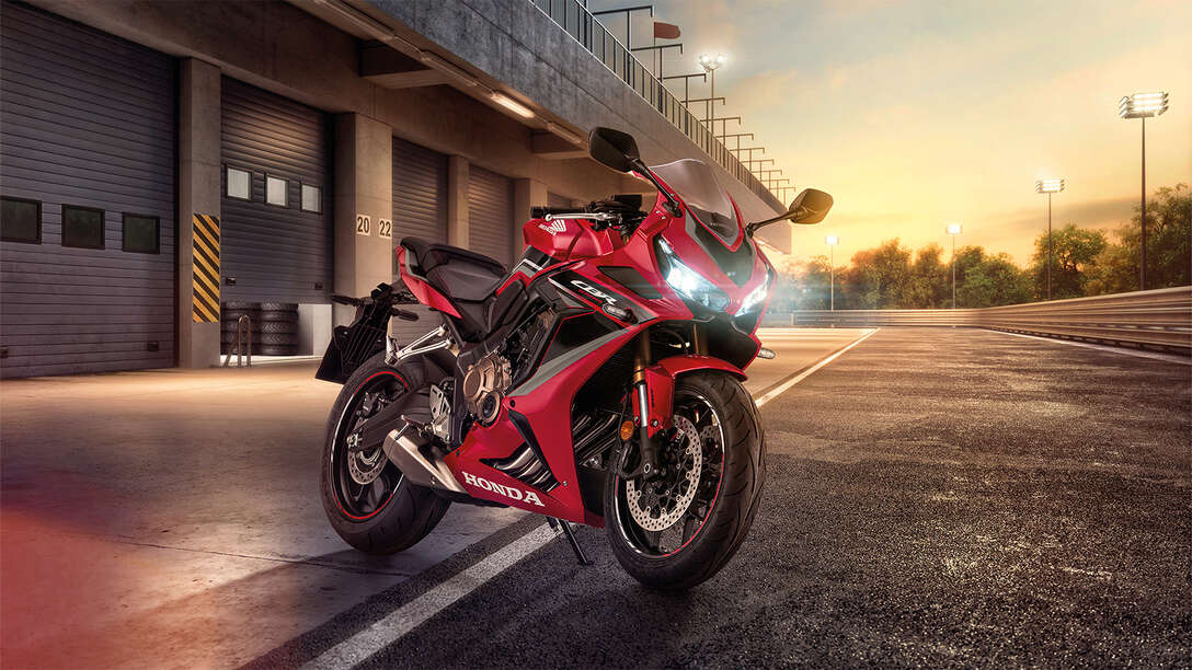 Vue de trois quarts avant droit du roaster Honda Permis A2 CBR650R prise en studio