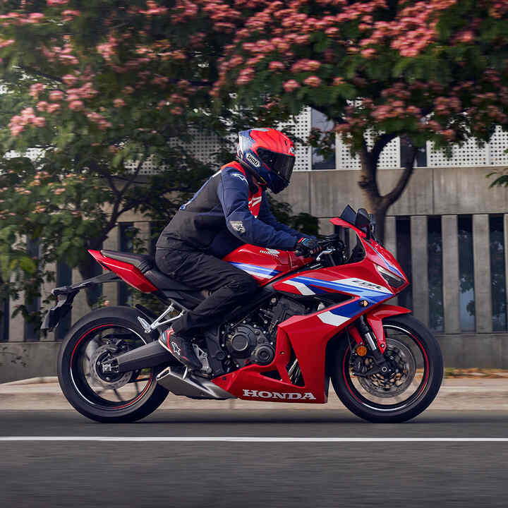 Vue latérale de la Honda CBR650R à l’arrêt