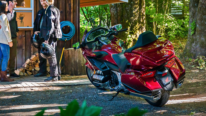 Honda Goldwing, garée à la campagne.