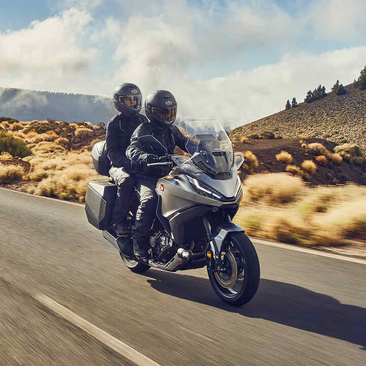 La Honda NT1100 sur une route