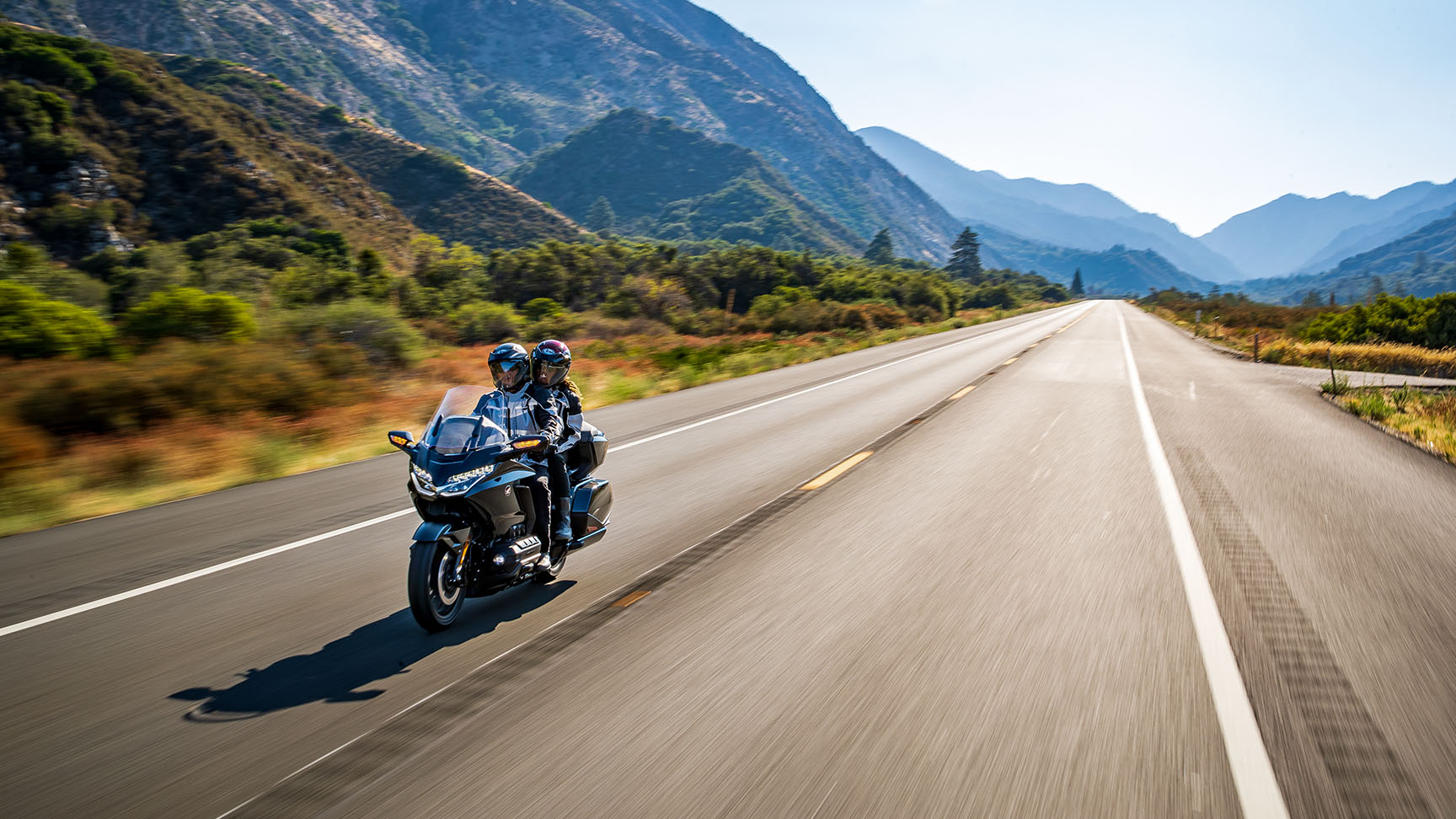Honda GL1800 Gold Wing Tour, vue de trois-quarts avant avec passager