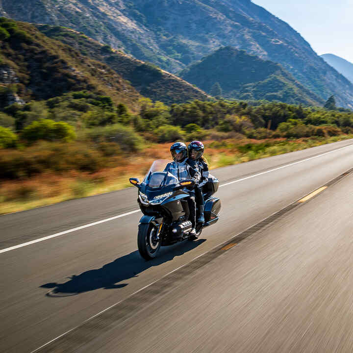 Honda GL1800 Gold Wing Tour, vue de trois-quarts avant avec passager