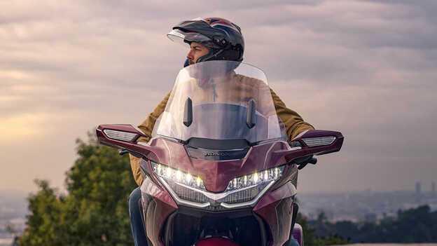 Honda GL1800 Gold Wing Tour, pare-brise à commande électrique