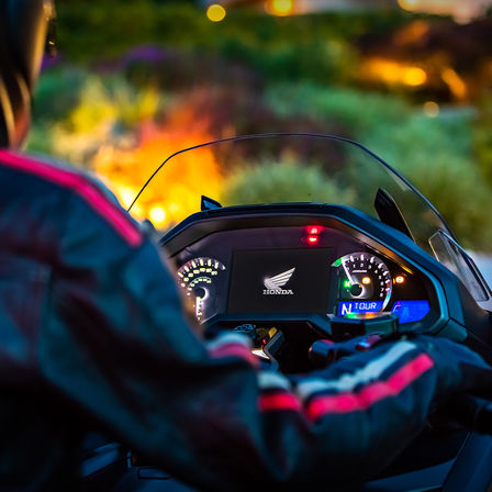 Gros plan sur les cadrans de la moto routi&egrave;re Honda Gold Wing.