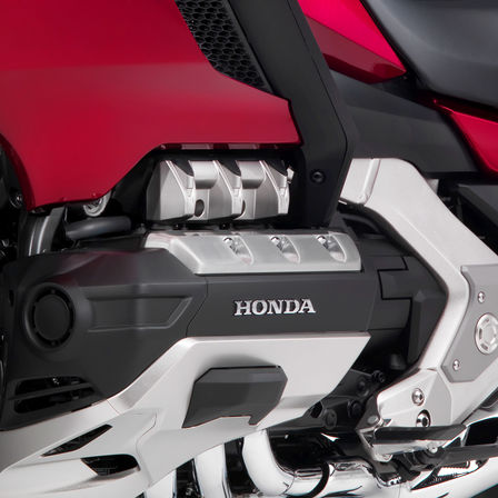 Gros plan sur le moteur de la moto routi&egrave;re Honda Gold Wing.