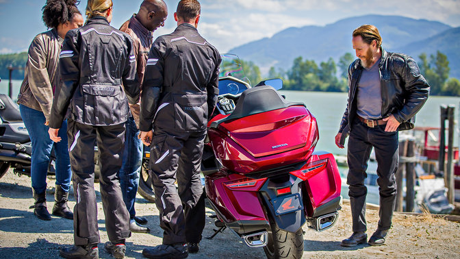 Vue lat&eacute;rale de la Honda moto routi&egrave;re Gold Wing avec des personnes.