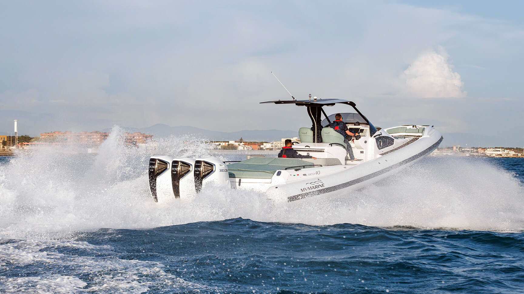 Moteur de hors-bord BF250, vue de trois quarts