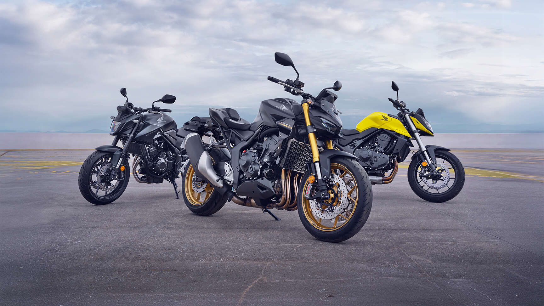 Moto CB1100, extérieur, vue de côté avec pilote