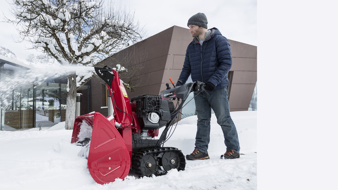 Vue latérale fraise à neige, utilisée par un démonstrateur