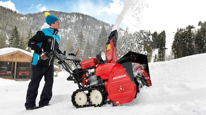 Vue latérale fraise à neige, utilisée par un démonstrateur