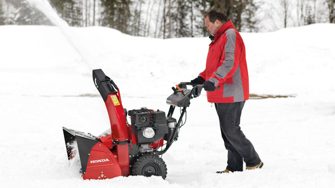 Le modèle Série 9 utilisé par un démonstrateur, dans la neige.