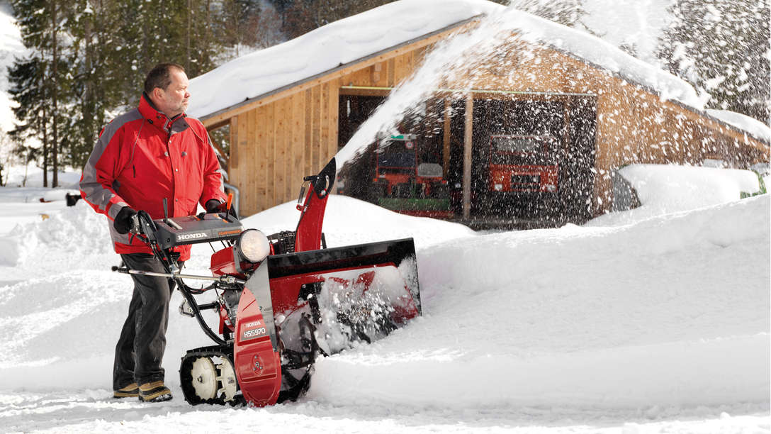 Le modèle Série 9 utilisé par un démonstrateur, dans la neige.