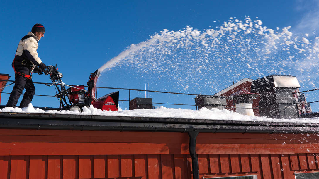 S&eacute;rie 9, utilis&eacute;e par un d&eacute;monstrateur, sur un toit