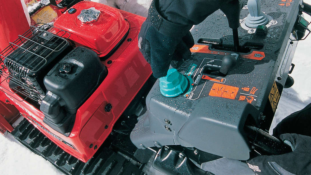 Gros plan du mod&egrave;le hybride, utilis&eacute; par un d&eacute;monstrateur, concentr&eacute; sur les trois modes diff&eacute;rents de transmission