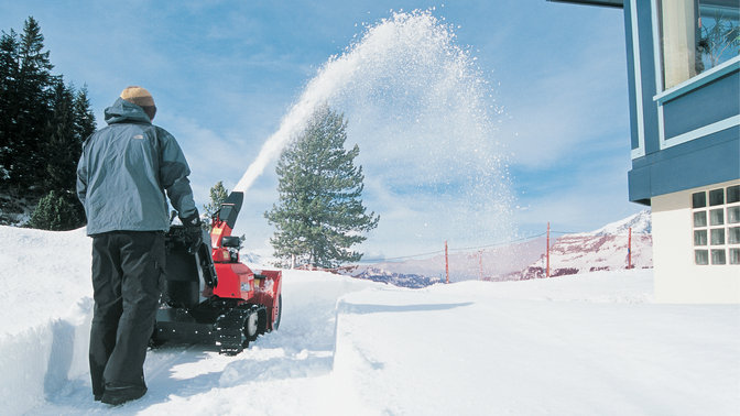 Mod&egrave;le hybride, utilis&eacute; par un d&eacute;monstrateur, dans un jardin.