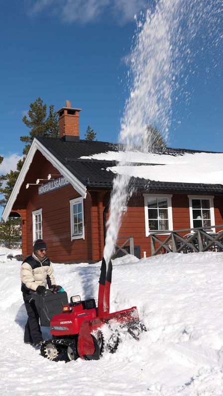 Mod&egrave;le hybride, utilis&eacute; par un d&eacute;monstrateur, dans un jardin.