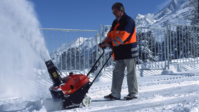 Fraise &agrave; &eacute;tape unique, utilis&eacute;e par un d&eacute;monstrateur, en montagne