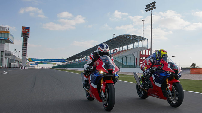 Honda CBR1000RR-R Fireblade et Honda CBR1000RR-R Fireblade SP 2020 sur circuit.