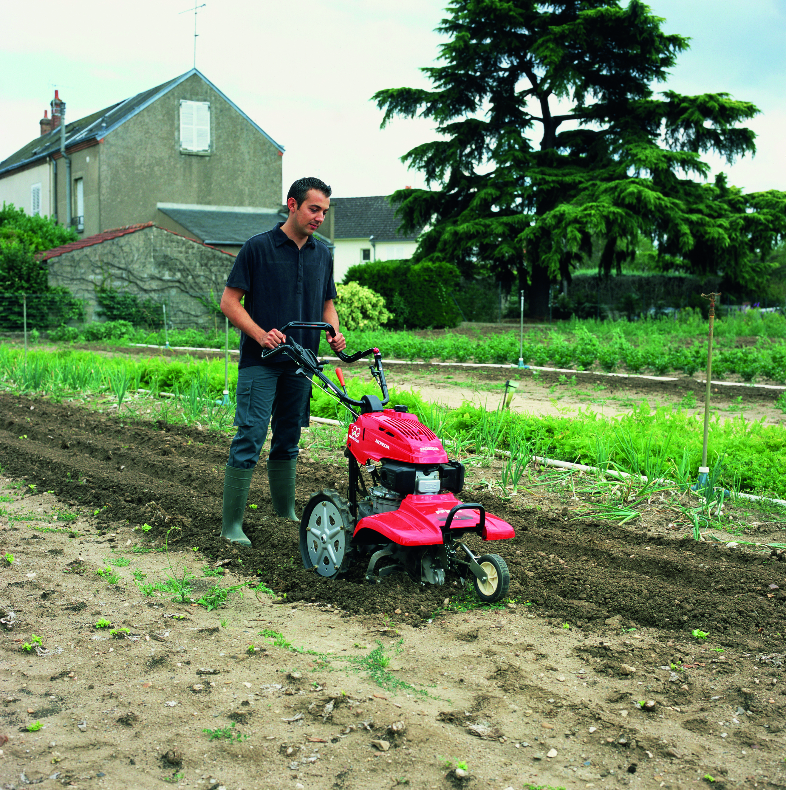 Le motoculteur : pour préparer le terrain à l’aménagement d’une pelouse