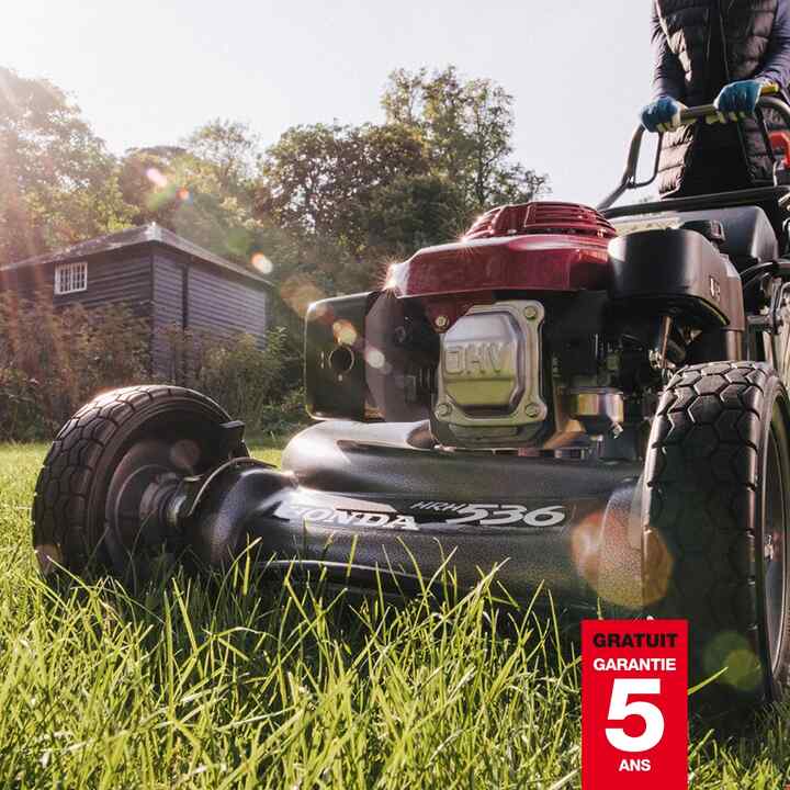 Vue de trois quarts avant de la Honda HRH536 dans un jardin.