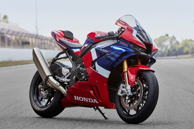 Honda CBR1000RR-R Fireblade et Honda CBR1000RR-R Fireblade SP 2020 sur circuit.